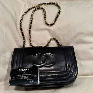 1980s timeless black vintage Chanel CC crossbody flap bag